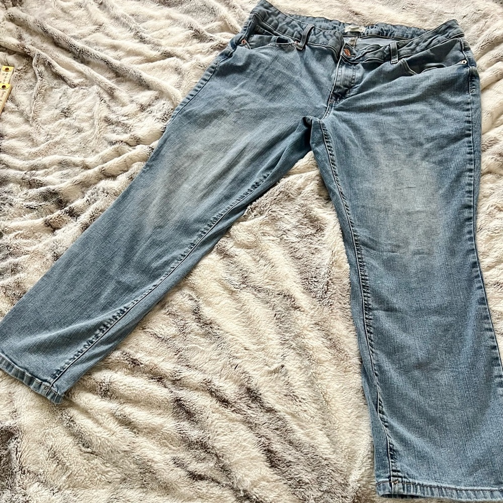 Maurices Women's Mid Rise Straight Leg Light Wash Jeans 16w short